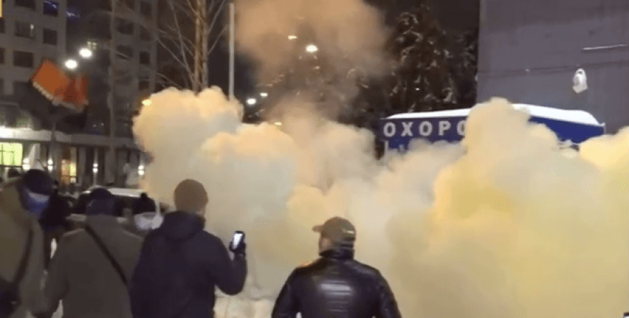 akciya-sotrudniki-otkazyvayutsya-vyhodit-k-protestuyushchim-video