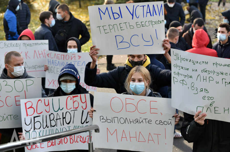 v-donecke-pered-ofisom-nablyudatelei-smm-obse-ustroili-protest
